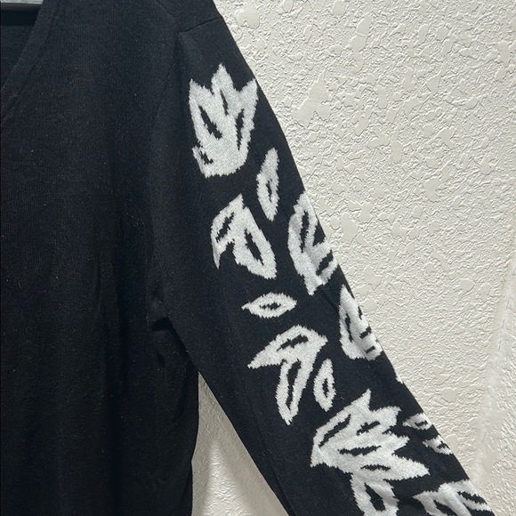 Chico's Black Sweater with White Leaf Pattern size 3 GUC - Picture 5 of 8